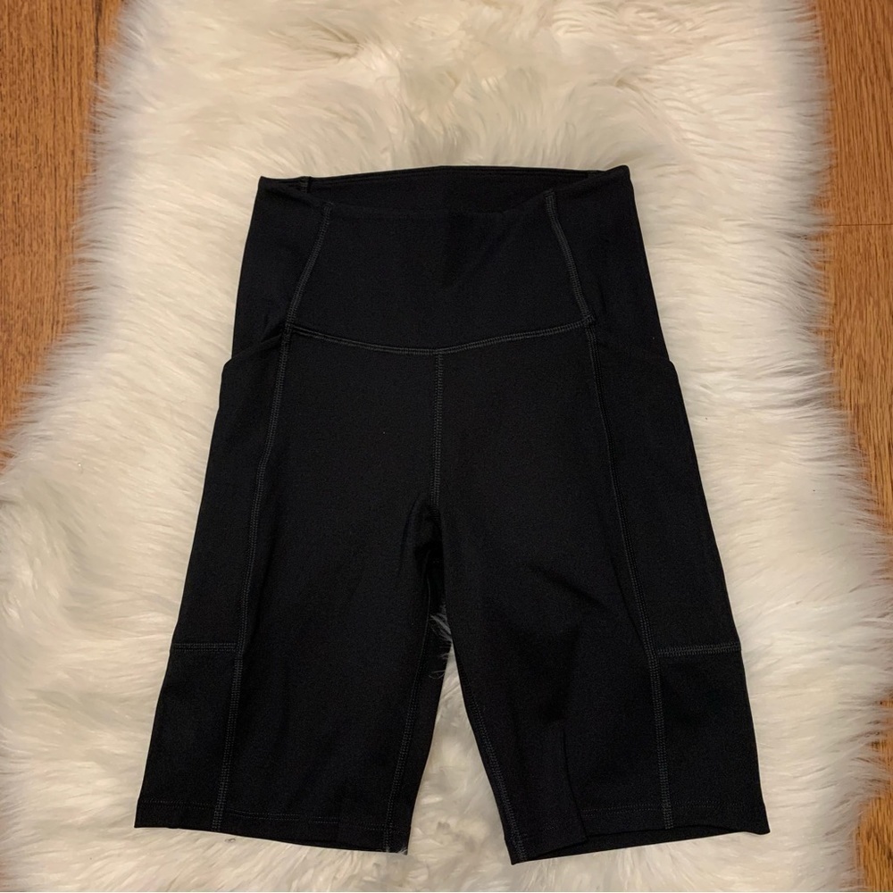 Girlfriend Collective Black Biker Shorts XS. Side pockets stretchy activewear